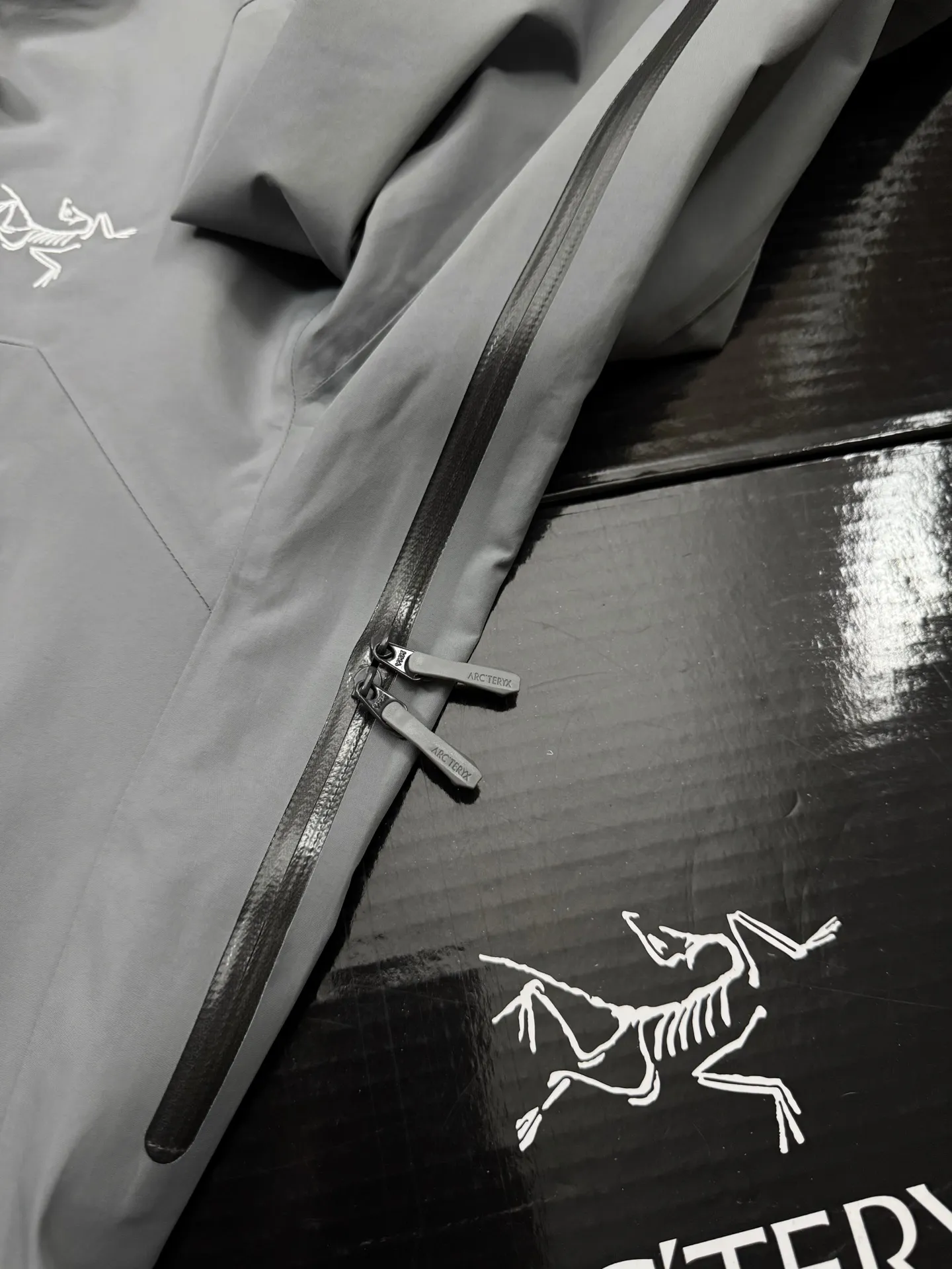 G 02 New Arrival Arcteryx Beta Series SL GORE-TEX Breathable 25SS New Arrival SL Lt ， Lt New Arrival ， ， ， Lt Yb 3D ， Tri-Durance ， Factory 📃 🔍 ， YKK ， ， ， 。 SL ， 。 bluesign@ N 13LGORE-TEX ， Wear-Resistant， 、 Breathable， 。 Storm Hood™ ， Water Tight™ ， ， ， 。 ，VISLON ， Velcro ， Zip-in， ARC TERYX BETA： 。 GORE-TEX： 、 、Breathable 。 ：Black Sizes：S-XXL ：112 116 120 124 128 ： 72 74 76 78 80 ：64.5 66 67.5 69 70.5 ：49.8 51 52.2 53.4 54.6